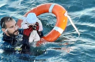 El bebé quedó atrapado en el agua cuando él y su padre intentaban llegar al territorio español cruzando el mar (ESPECIAL) 