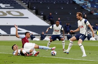 Sergio Reguilón complicó la clasificación a la Europa League del Tottenham Hotspur con un increíble gol en propia puerta y perdiendo la pelota en el segundo de la victoria del Aston Villa (1-2), en Londres. (AP)
