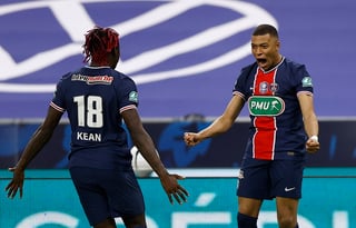 El fenomenal atacante francés dio una asistencia y marcó un gol para guiar a su equipo hacia la consecución de su Copa número 14. (EFE)