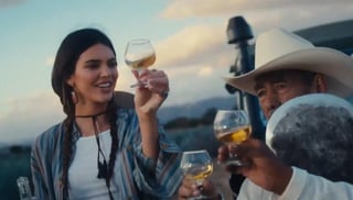 La famosa modelo estadounidense, Kendall Jenner, está recibiendo una ola de críticas por el reciente comercial de su marca de tequila 818.  (ESPECIAL) 
