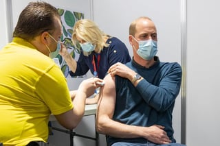 El príncipe Guillermo (William) de Gran Bretaña confirmó el jueves que recibió su primera dosis de una vacuna contra el COVID-19, en momentos en que el Servicio Nacional de Salud expande su campaña de inoculación a personas más jóvenes. (TWITTER) 
