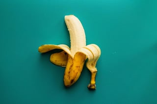 El plátano es una de las frutas que podemos conseguir a lo largo de todo el año dado que es un alimento muy adaptable tanto a las condiciones de producción, como a las de conservación en los hogares. (Especial) 