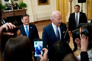 Biden (d) detalló su estrategia con Pionyang, muy distinta a la de Trump, tras recibir al presidente surcoreano, Moon Jae-in (i).