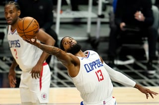 Paul George (d) y los Clippers chocan ante los Mavericks en reñida serie en la Conferencia Oeste. (AP)