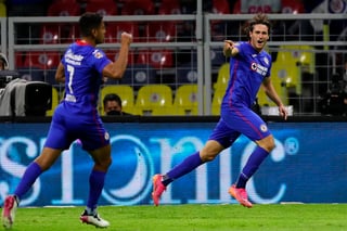 El delantero Santiago Giménez (d) celebra luego de anotar el único gol del encuentro.