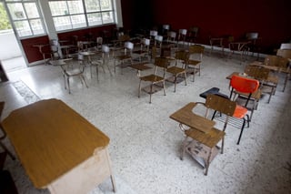 Brigadas de maestros, padres de familia y funcionarios limpian escuelas de la capital. (ARCHIVO) 