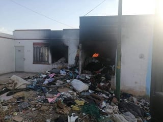 Al recorrer la vivienda, las autoridades se percataron de que posiblemente el fuego inició por la quema de basura. (EL SIGLO DE TORREÓN)
