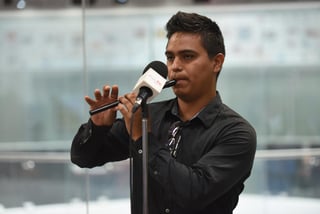 Talento. Joel Ceniceros Tinajero ha trabajado el sonido de la flauta desde hace dos años y lo comparte en las calles.