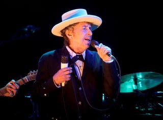 El músico, cantautor y poeta estadounidense Bob Dylan, una de las figuras culturales más importantes de todos los tiempos, cumple este lunes 80 años de edad aclamado como una leyenda viva del folk rock.  (Especial) 