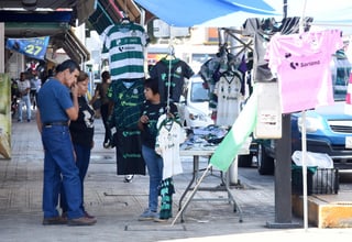 Se vive un ambiente de campeonato entre las calles de la zona Centro de Torreón, donde hay venta de todo tipo de artículos. (JESÚS GALINDO)