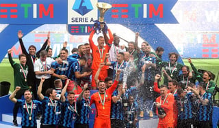 El Inter de Milán disparó este domingo su fiesta por el Scudetto, el título liguero de la Serie A italiana, al arrollar por 5-1 al Udinese en la trigésima octava y última jornada. (Especial) 