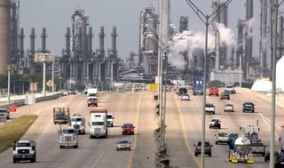 La meta de producción que se propone alcanzar Pemex será aproximadamente el doble del volumen de petrolíferos que se elaboraron en 2020 por 691 mil barriles diarios y 405 mil barriles más que con respecto al promedio diario del primer trimestre de 2021, de acuerdo con las estadísticas petroleras que dio a conocer la empresa petrolera.
(AP)
