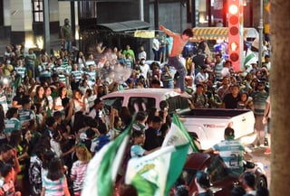El alcalde de Torreón, Sergio Lara Galván, admitió que las celebraciones por la “Santosmanía” durante ayer domingo rebasaron las expectativas que se tenían de parte de las autoridades, de forma que se registraron hasta daños en las patrullas de Vialidad, personas lesionadas y actos de vandalismo que se buscarán evitar en los juegos correspondientes de la final del futbol mexicano. (JESÚS GALINDO)