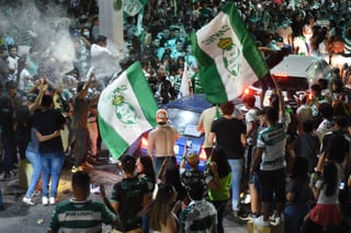 La afición salió a festejar a las calles tras el partido de Santos. (JESÚS GALINDO)