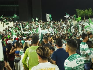 Tras el pase a la final de Santos Laguna, miles de aficionados se concentraron en la Plaza Mayor sin respetar las medidas de salud. (VERÓNICA RIVERA)