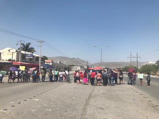 Decenas de personas se plantaron sobre los dos carriles del bulevar Laguna en reclamo al Simas. (EL SIGLO DE TORREÓN)