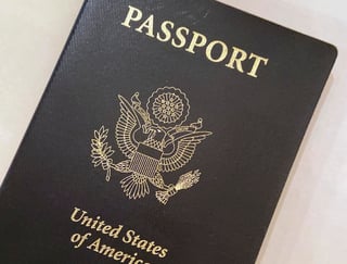 El gobierno del presidente Joe Biden informó que los ciudadanos estadounidenses con pasaportes de Estados Unidos que expiraron recientemente podrán regresar a casa desde el extranjero con ese documento hasta que termine el año. (AP)