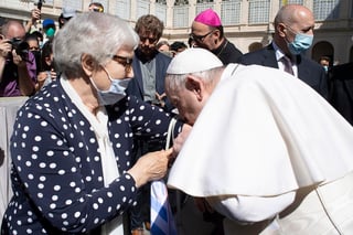 Mostró al papa el número tatuado por los nazis y Francisco se inclinó y lo besó. (EFE)