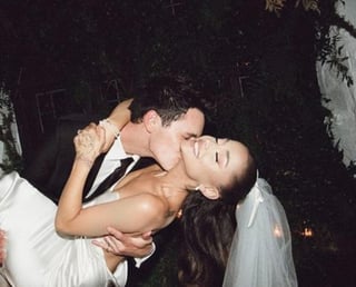  Ariana Grande finalmente rompió el silencio y compartió algunas fotografías de su sorpresiva boda con el agente inmobiliario, Dalton Gomez. (Especial) 