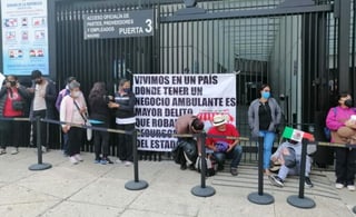 Los manifestantes bloquearon las puertas para el ingreso peatonal y vehicular al recinto de Reforma e Insurgentes. (ESPECIAL)