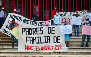 En la manifestación que salió de la antigua fuente Mactumatzá, en el sector poniente, y concluyó con un mitin en la plaza central, los inconformes pidieron también la aparición con vida de los 43 estudiantes de Ayotzinapa. (EL UNIVERSAL)