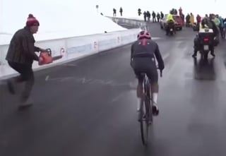 El ciclista ganó la etapa de la carera en la que ocurrió el incidente (CAPTURA)