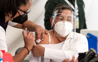 Sin largas filas, ni contratiempos fue como inició la vacunación a personas de 40 a 49 años de edad en Arteaga y General Cepeda. (ARCHIVO)