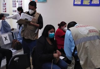 Autoridades de la Secretaría de Bienestar de la región norte de Coahuila, dieron a conocer que se aplicaron un total de 605 primeras dosis de la vacuna anti-COVID, de la farmacéutica AztraZeneca en un periodo de dos días; al personal de salud del sector privado e inclusive al personal de guarderías. (RENÉ ARELLANO)