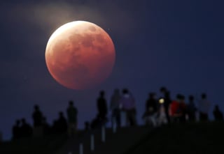 La sombra de la Tierra empezó a cubrir la Luna el miércoles por la noche, y la gente en Nueva Zelanda y otras partes del mundo se aprestaba contemplar un evento cósmico conocido como una superluna de sangre. (EFE)