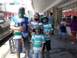 Carlos salió a pasear ayer junto a su familia en las calles del Centro de Torreón. (PRIMITIVO GONZÁLEZ)