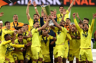 En una dramática serie de penales, Villarreal derrotó 11-10 a Manchester United para ganar el título. (AP)