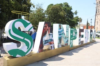 Las letras de San Pedro en la plaza principal fueron decoradas con la imagen del joven delantero del Santos Laguna. (ESPECIAL)