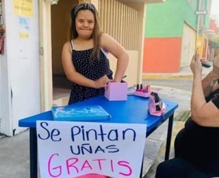 Cansada de las terapias físicas para mejorar su motricidad, Nicole, una joven de Chilpancingo, Guerrero, colocó un puesto para pintar uñas gratis al exterior de su hogar. (Especial) 