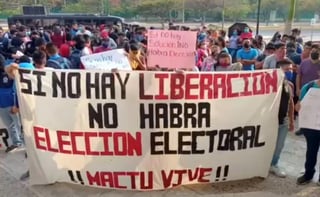 En Tapachula, Comitán de Domínguez, Frontera Comalapa, Villaflores, Ocosingo y Tuxtla, los maestros de la Coordinadora Nacional de Trabajadores de la Educación (CNTE) quemaron propaganda electoral que quitaron de algunas casas de campaña. 
(ARCHIVO)