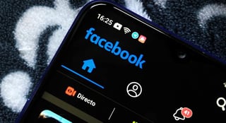 Usuarios reportaron durante la tarde del miércoles la desaparición de la función 'modo oscuro' que posee Facebook (ESPECIAL)  