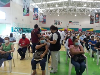 En Ciudad Frontera se aplicaron las primeras 5 mil 600 vacunas a personas de 40 a 49 años de edad, informó el alcalde Florencio Siller Linaje. (SERGIO A. RODRÍGUEZ)