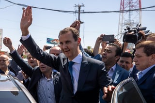 Como se esperaba, tras más de dos décadas al frente de Siria, Al Asad (c) barrió a sus poco conocidos contrincantes. (AP) 