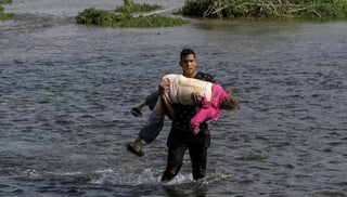 El joven fue captado cargando en brazos a la mujer mayor de origen venezolano, para ayudarla a llegar a territorio estadounidense (REUTERS) 