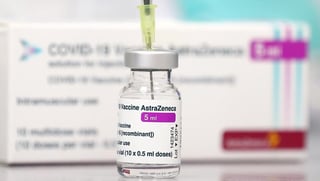 La investigación se dirige principalmente a las vacunas de AstraZeneca y Janssen, que desde su aplicación han producido coágulos de sangre en algunas de las personas inmunizadas (ESPECIAL) 
