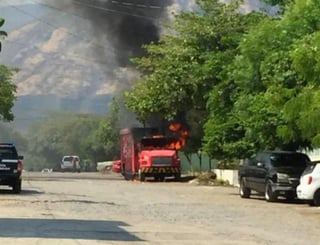 Autoridades de seguridad en Michoacán informaron que en total se reportaron 11 bloqueos con vehículos en la región de Tierra Caliente, todos ya fueron liberados. (ESPECIAL)
