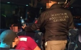  Diez menores de edad de origen guatemalteco que viajaban solos dentro de un autobús, donde también se encontraron a 28 indocumentados más, fueron rescatados por elementos de la Fiscalía General de la República (FGR), en Veracruz. (ESPECIAL)
