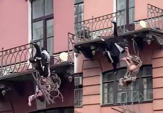 Un testigo captó el momento en el que la pareja cayó desde el balcón tras romperse el barandal de éste (DAILY MAIL) 