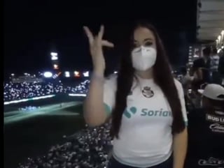 En redes sociales hace unos días, comenzó a circular en maravilloso video de una joven interpretando el himno del Club Santos Laguna en lenguaje de señas desde el Estadio Territorio Santos Modelo durante la activación con la afición. (Especial) 