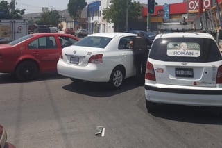Se impactan tres vehículos en calles del sector Centro de Gómez Palacio, del accidente las autoridades únicamente reportaron daños materiales.