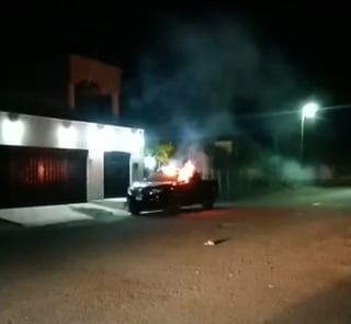 La camioneta del funcionario público, a la cual le prendieron fuego, permanecía estacionada al exterior de su domicilio en Madero. (EL SIGLO DE TORREÓN)