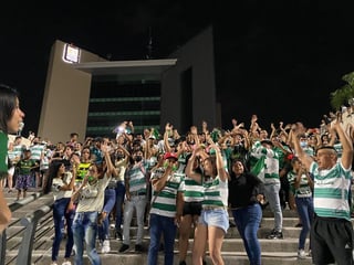 Aficionados del Santos Laguna se reunieron en la Plaza Mayor a festejar el subcampeonato de los Guerreros. (ESPECIAL)