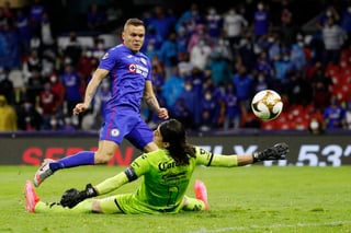 Jonathan Rodríguez supera a Carlos Acevedo para marcar el gol del empate a un tanto, que a la postre le dio el título a la 'Máquina Cementera'. (AP)
