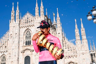 Egan Bernal besa el trofeo que lo acredita como campeón del extenuante Giro de Italia. (AP)