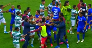 Un conato de bronca retrasó el festejo del Cruz Azul, sobre la cancha del Estadio Azteca, entre jugadores celestes y del Santos. (ESPECIAL)