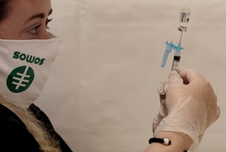 En abril, el gobierno estadounidense anunció planes de compartir millones de vacunas contra el COVID-19 con el resto del mundo antes de fines de junio. Han pasado cinco semanas y las demás naciones siguen esperando con impaciencia quién recibirá y cómo serán distribuidas las inoculaciones. (ARCHIVO) 
